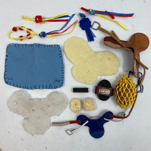 Breyer Brown Vintage Horse Barn Playset | Includes Dolls & Accessories - Picture 9 of 11